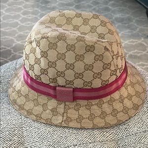 Woman’s Gucci bucket hat.